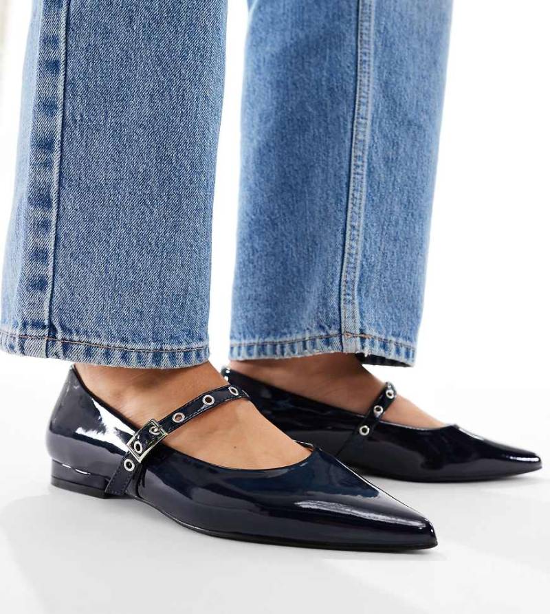 SEQWL Wide Fit - Jordan - Ballerinas in marineblauer Lackoptik mit spitzer Zehenpartie, weite Passform von SEQWL Wide Fit