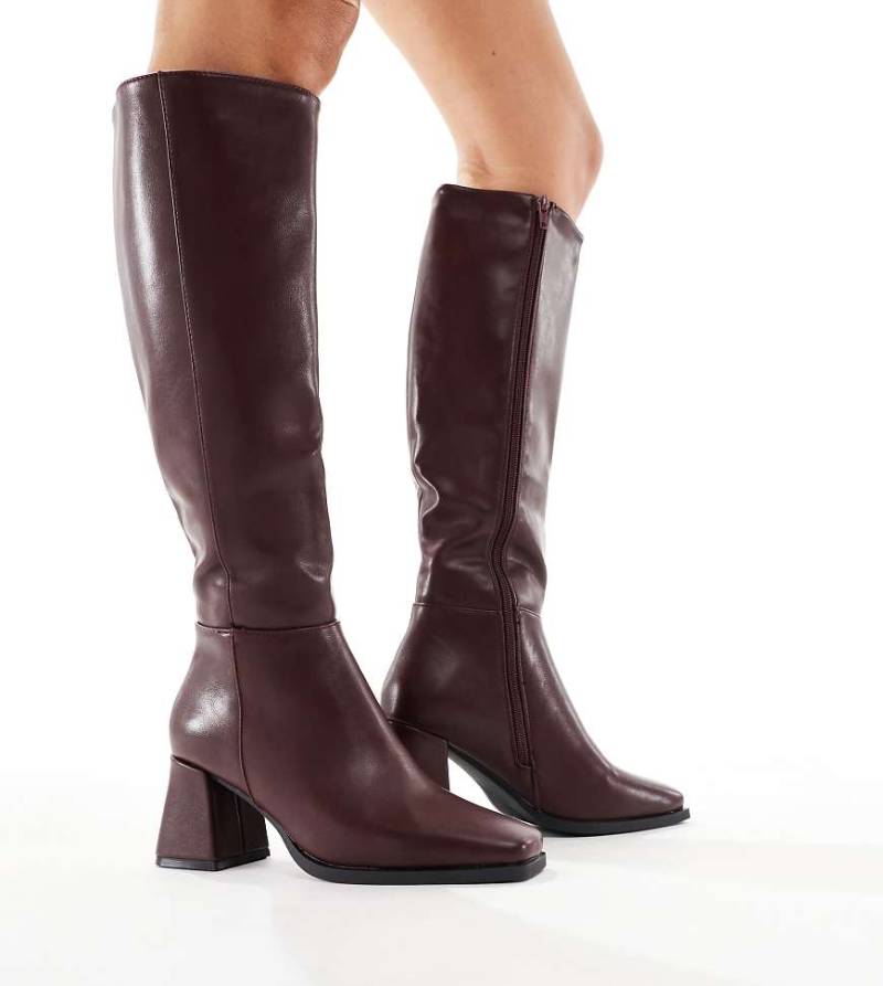 SEQWL Wide Fit - Kniehohe Stiefel in Burgunderrot mit Blockabsatz, weite Passform von SEQWL Wide Fit