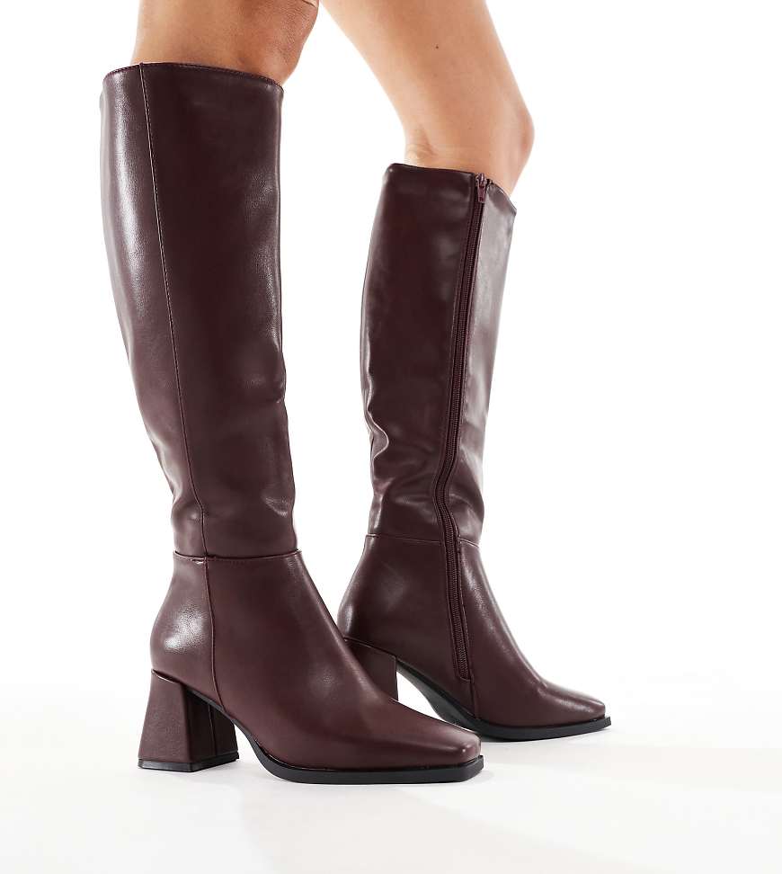 SEQWL Wide Fit - Kniehohe Stiefel in Burgunderrot mit Blockabsatz, weite Passform SEQWL Wide Fit - Kniehohe Stiefel in Burgunderrot mit Blockabsatz, weite Passform von SEQWL Wide Fit