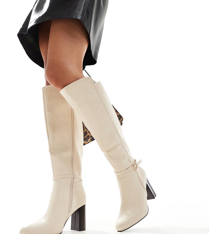 SEQWL Wide Fit - Kniehohe Stiefel in Creme mit Schnalle, weite Passform-Weiß von SEQWL Wide Fit