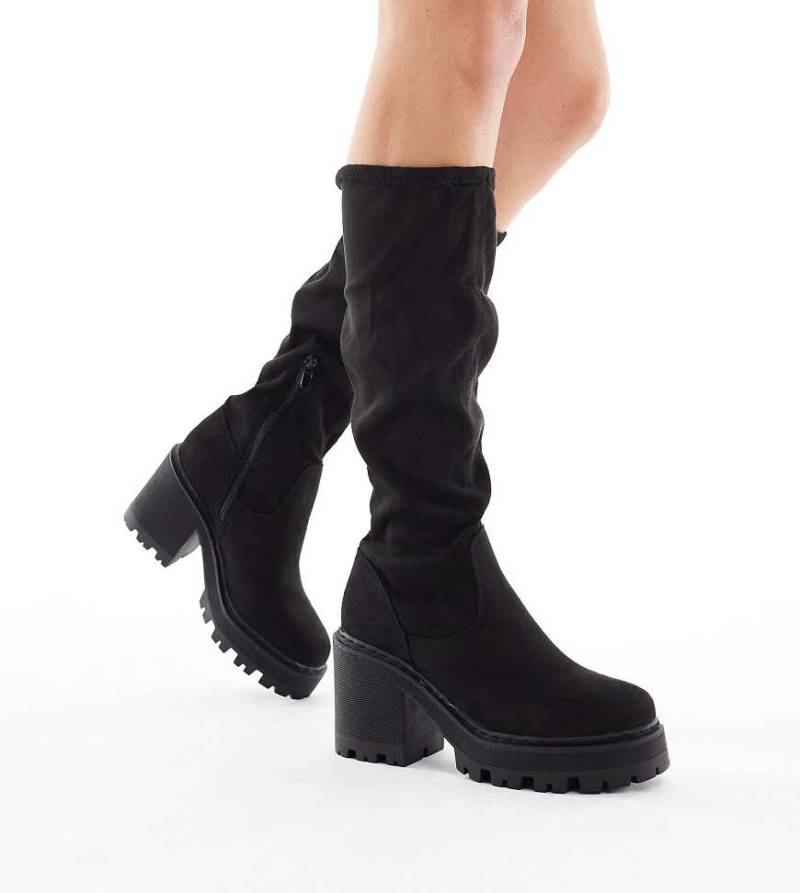 SEQWL Wide Fit - Kniehohe Stiefel in Schwarz mit klobigem Absatz und flauschiger Struktur, weite Passform von SEQWL Wide Fit