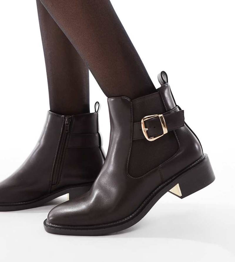 SEQWL Wide Fit - Latte - Elegante Chelsea-Stiefel in Schokobraun mit Schnallen, weite Passform-Brown von SEQWL Wide Fit