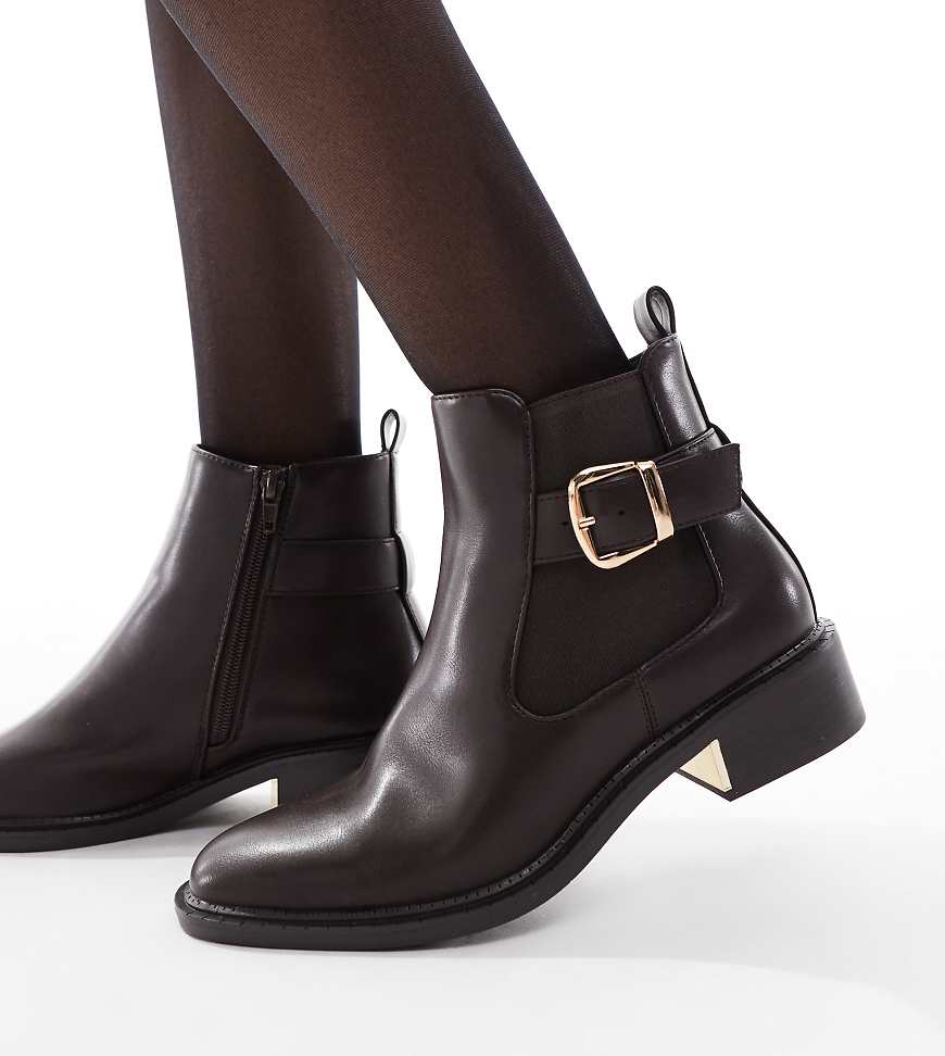 SEQWL Wide Fit - Latte - Elegante Chelsea-Stiefel in Schokobraun mit Schnallen, weite Passform-Brown von SEQWL Wide Fit