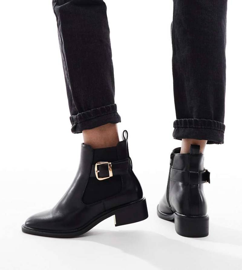 SEQWL Wide Fit - Latte - Elegante Chelsea-Stiefel in Schwarz mit Schnallen, weite Passform von SEQWL Wide Fit