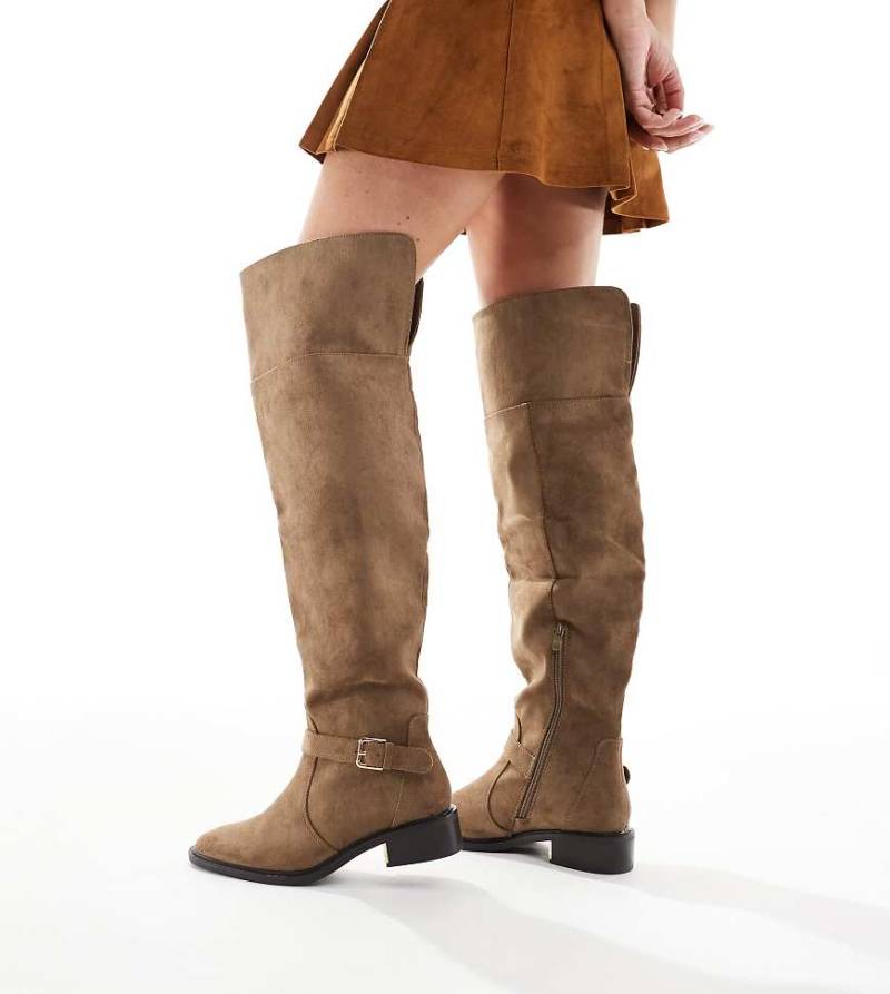 SEQWL Wide Fit - Latte - Overknee-Stiefel in Schokobraun mit Schnallendetail, weite Passform-Brown von SEQWL Wide Fit