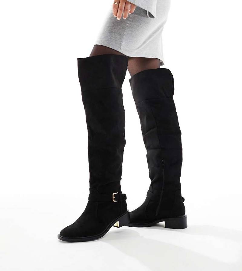 SEQWL - Wide Fit - Latte - Overknee-Stiefel in Schwarz mit Schnalle, weite Passform von SEQWL Wide Fit
