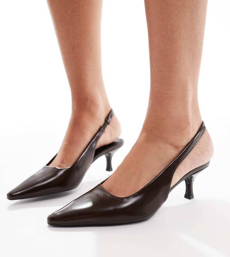 SEQWL Wide Fit - Maybach - Schuhe in Schokobraun mit Fersenriemchen und Kitten-Absatz, weite Passform von SEQWL Wide Fit