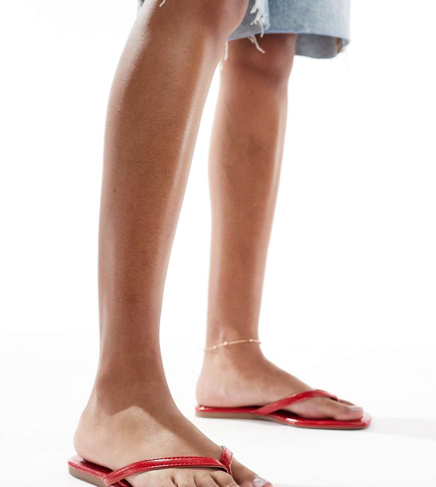 SEQWL Wide Fit - Rooney - Zehenstegsandalen in Rot, weite Passform von SEQWL Wide Fit