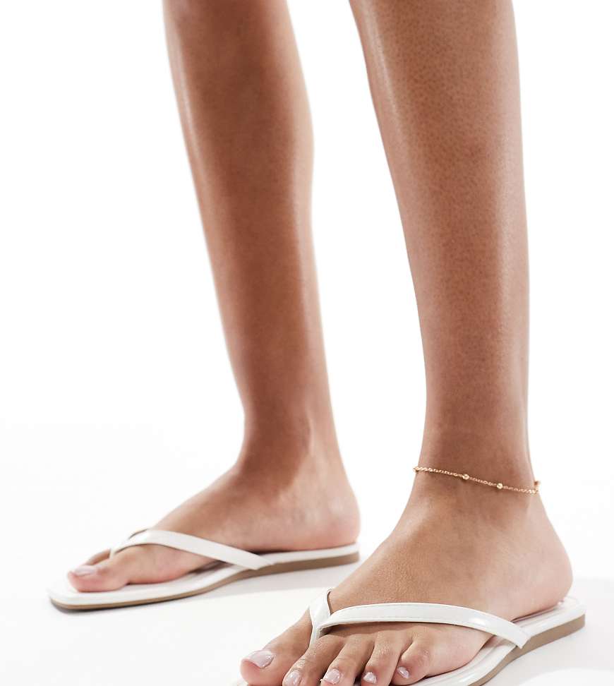 SEQWL Wide Fit - Rooney - Zehenstegsandalen in Weiß, weite Passform von SEQWL Wide Fit