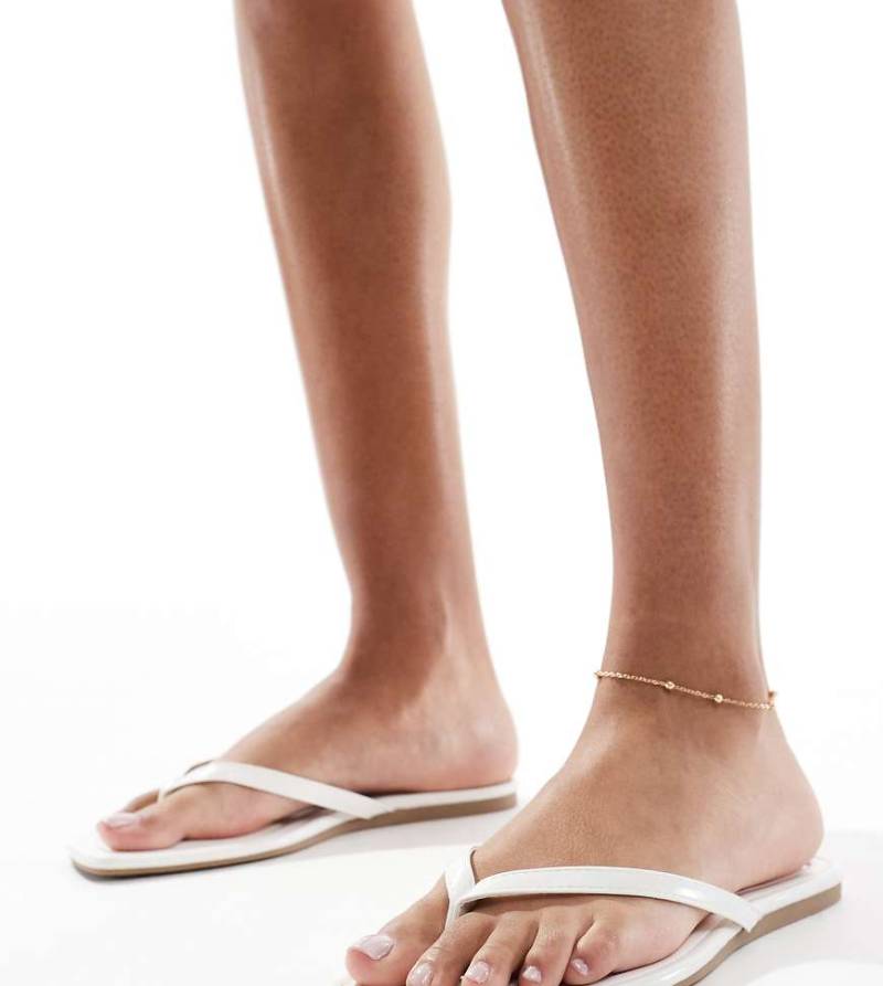 SEQWL Wide Fit - Rooney - Zehenstegsandalen in Weiß, weite Passform von SEQWL Wide Fit