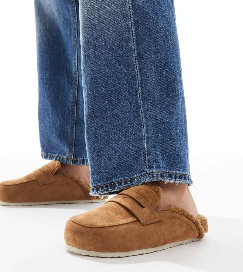 SEQWL Wide Fit - Soda - Gefütterte Mules aus Kunstpelz in Taupe-Neutral von SEQWL Wide Fit