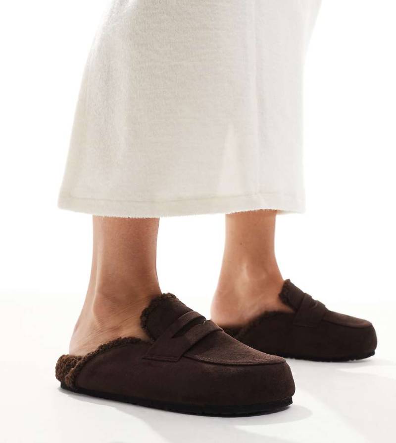 SEQWL Wide Fit - Soda - Mules in Schokobraun mit Kunstpelzfutter, weite Passform von SEQWL Wide Fit