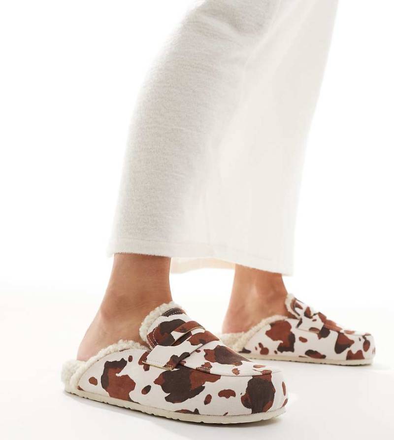 SEQWL Wide Fit - Soda - Mules mit Kunstpelzfutter und Kuhfellmuster, weite Passform-Braun von SEQWL Wide Fit