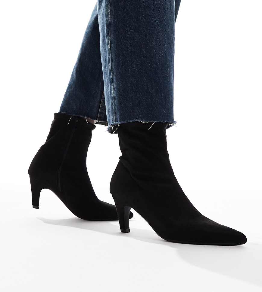 SEQWL Wide Fit - Starburst - Sock Boots aus Wildlederimitat in Schwarz mit Kitten-Absatz von SEQWL Wide Fit