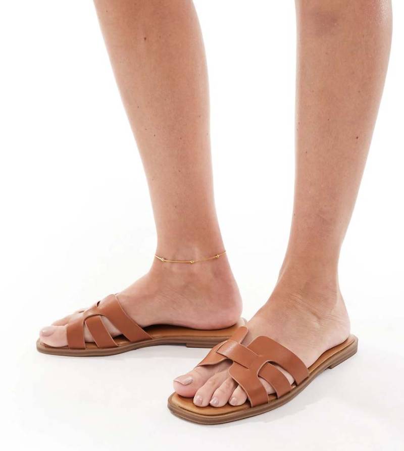 SEQWL Wide Fit - Stork - Flache Sandalen in Hellbraun, weite Passform SEQWL Wide Fit - Stork - Flache Sandalen in Hellbraun, weite Passform von SEQWL Wide Fit