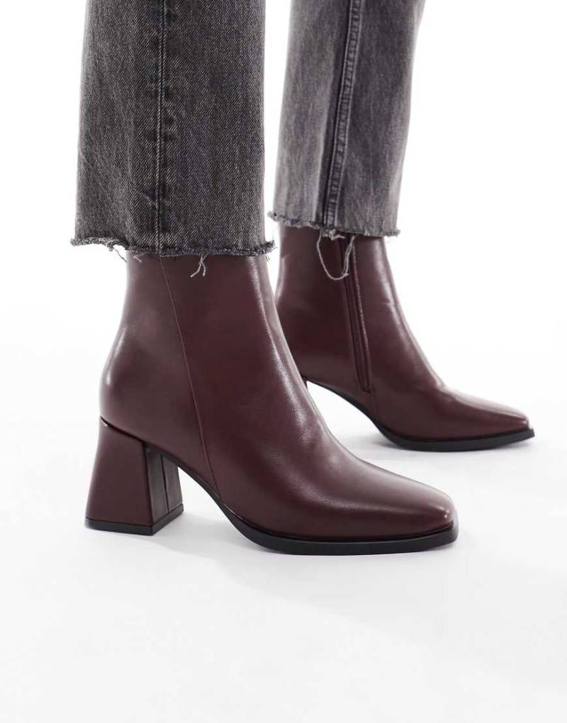 SEQWL - Ankle-Boots in Kirschrot mit mittelhohem Blockabsatz von SEQWL