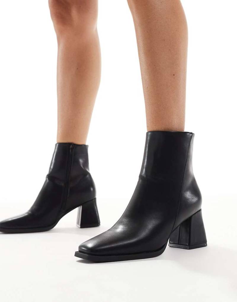 SEQWL - Ankle-Boots in Schwarz mit mittelhohem Blockabsatz von SEQWL