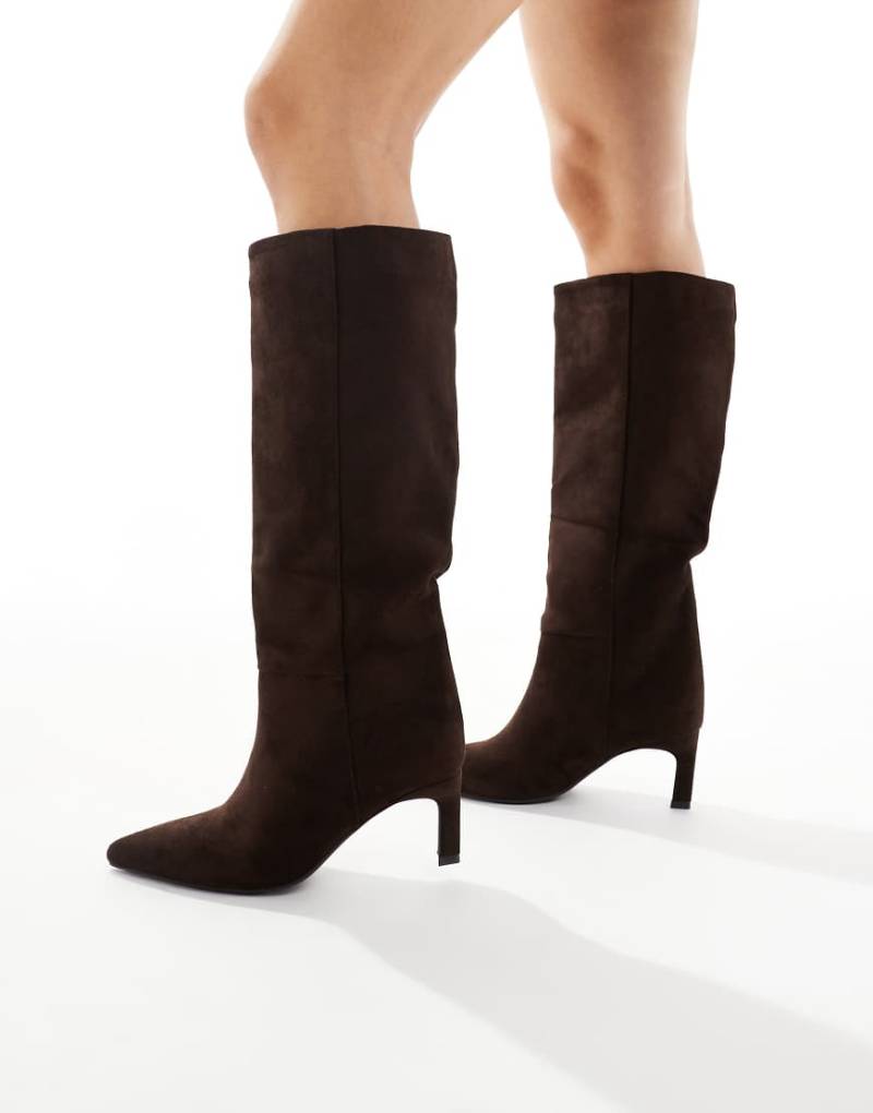 SEQWL - Benz - Kniehohe Stiefel in Schokobraun mit Kitten-Absatz-Brown von SEQWL