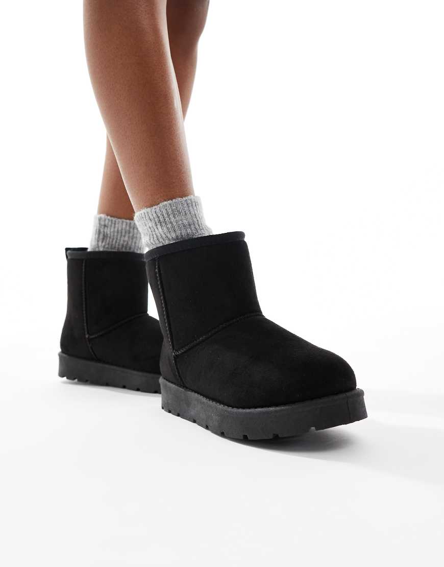 SEQWL - Bequeme Stiefeletten in Schwarz mit dicker Sohle von SEQWL