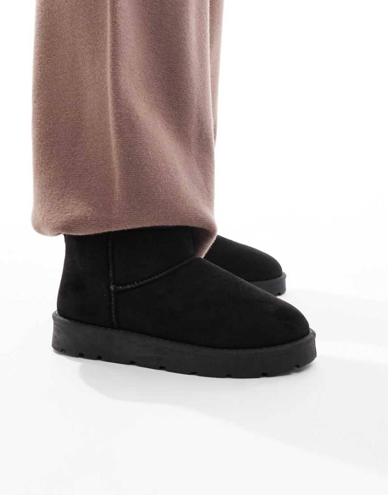 SEQWL - BequemeMini- Stiefeletten in Schwarz mit dicker Sohle von SEQWL