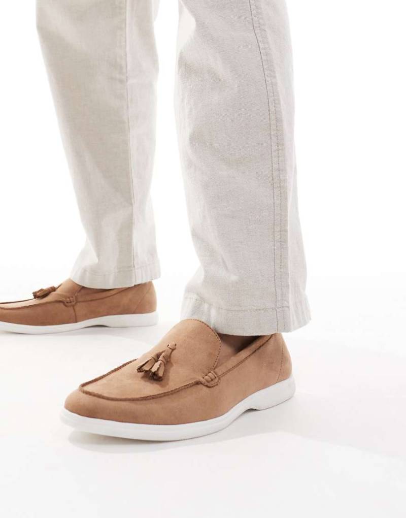 SEQWL - Berwin - Loafer in Braun aus Wildlederimitat mit Quastendetail und kontrastierender Sohle-Schwarz von SEQWL