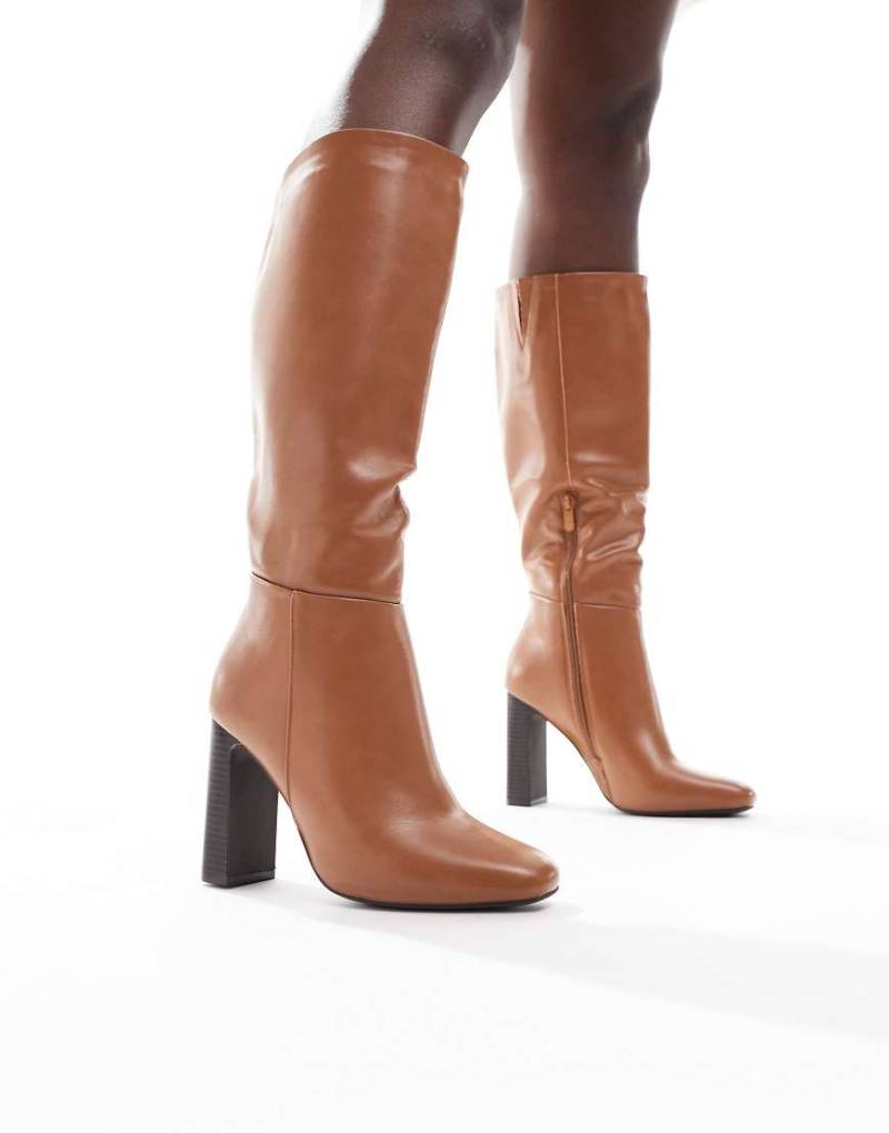 SEQWL - Boost - Kniehohe Stiefel in Kamelbraun mit Schichtabsatz-Brown von SEQWL