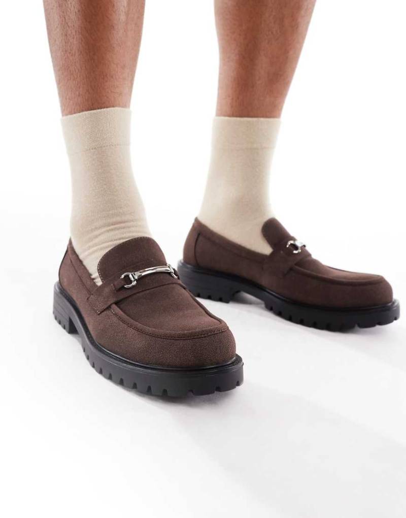 SEQWL - Calvin - Loafer aus Wildlederimitat in Schokobraun mit dicker Sohle und Schnallendetail-Brown von SEQWL