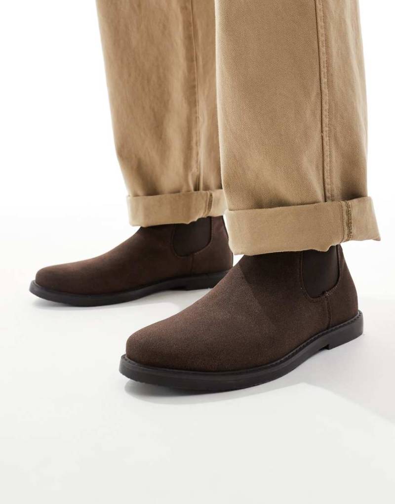 SEQWL - Chelsea-Stiefel aus Wildlederimitat in Schokobraun mit runder Zehenpartie-Brown von SEQWL