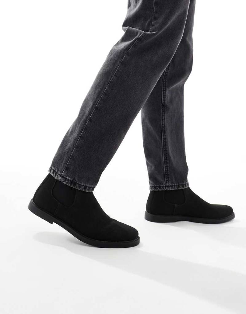 SEQWL - Chelsea-Stiefel aus Wildlederimitat in Schwarz mit runder Zehenpartie von SEQWL