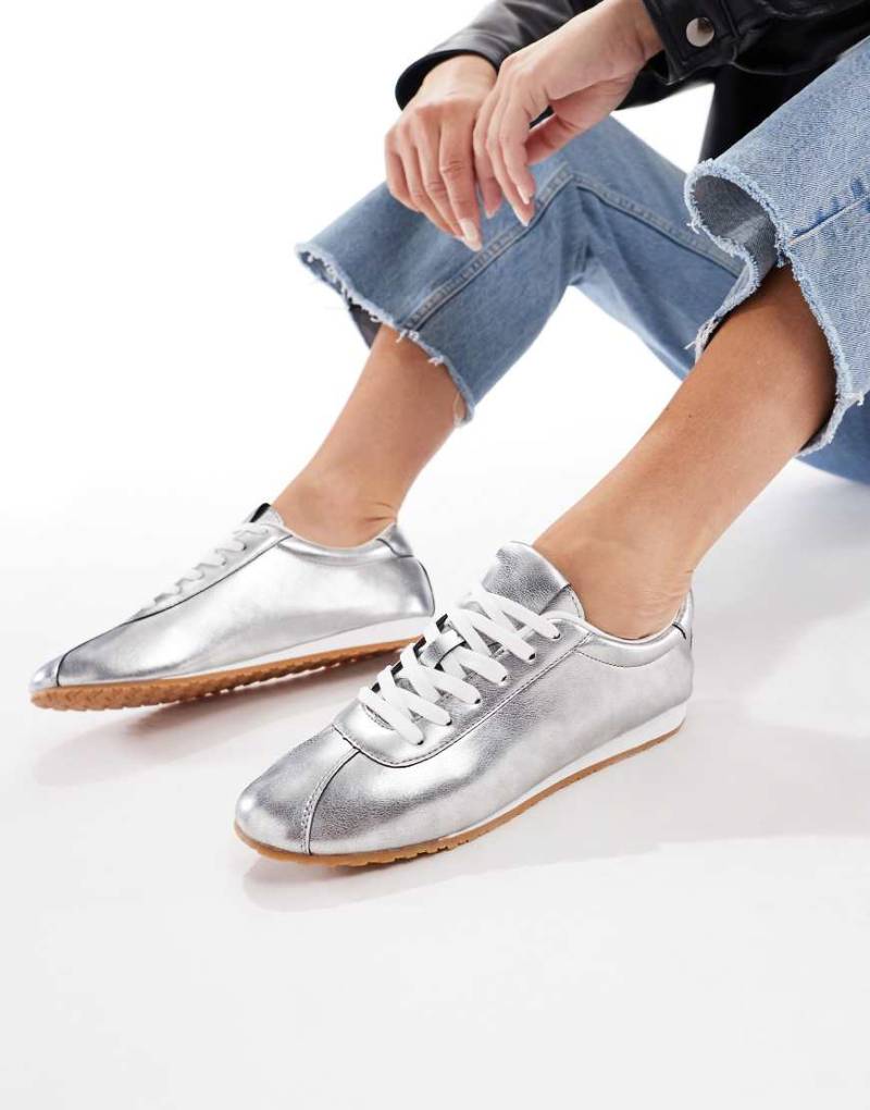 SEQWL - Drifter - Sneaker in Silberfolie mit Schnürung und Gummisohle von SEQWL