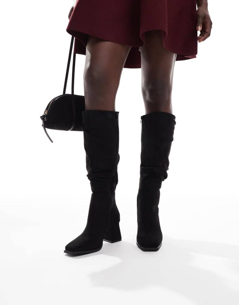 SEQWL - Fished - Kniehohe Stiefel in Schwarz mit lockerem Schaft und Blockabsatz von SEQWL