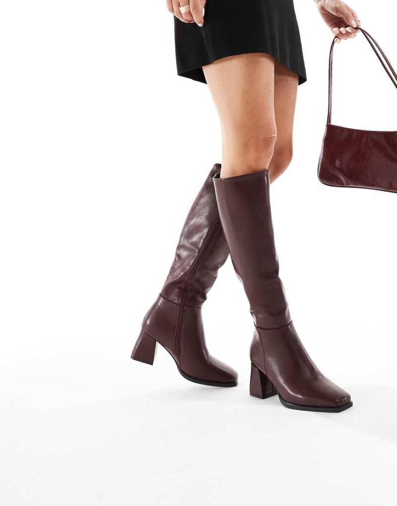 SEQWL - Fisher - Kniehohe Stiefel in Burgunderrot mit Blockabsatz von SEQWL