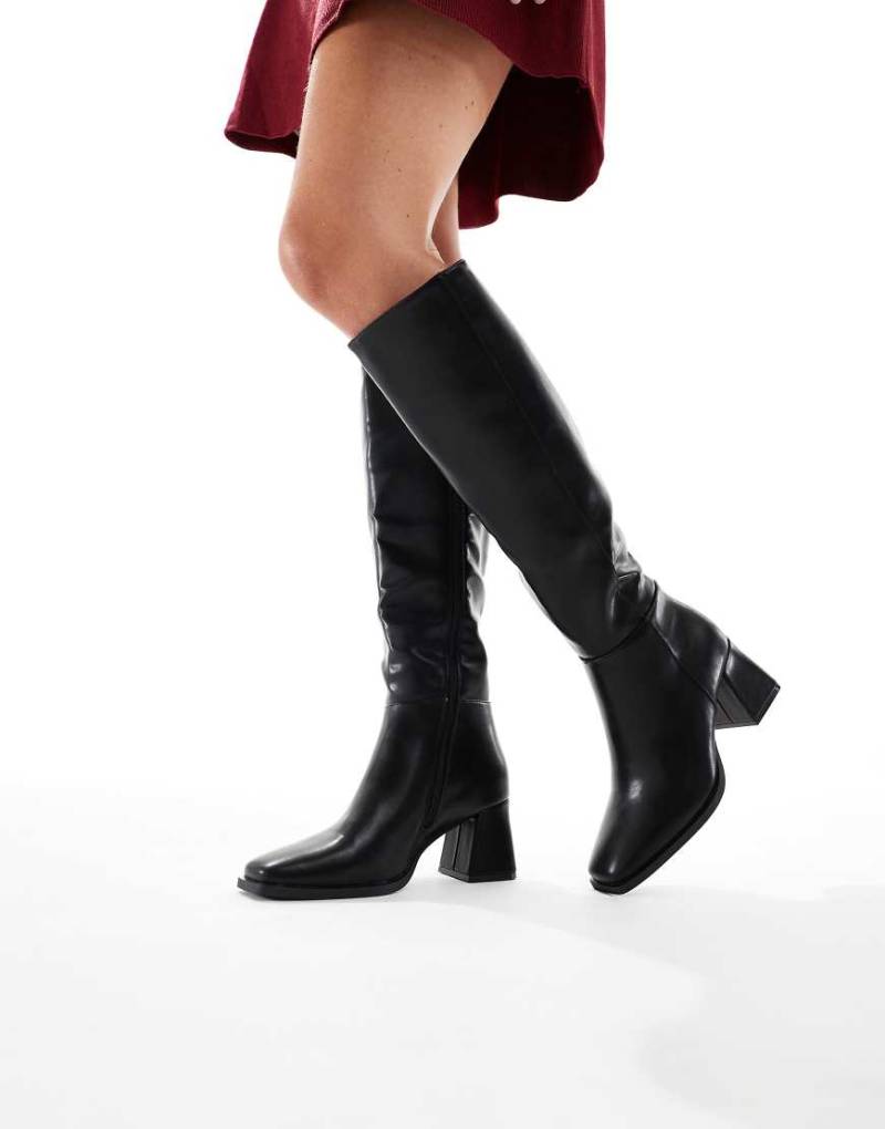 SEQWL - Fisher - Kniehohe Stiefel in Schwarz mit Blockabsatz von SEQWL