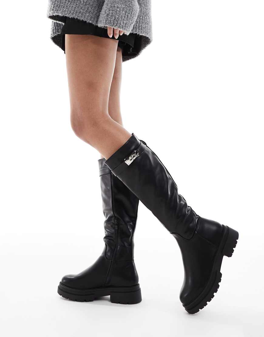 SEQWL - Flache, kniehohe Reiterstiefel in Schwarz mit Schnalle von SEQWL