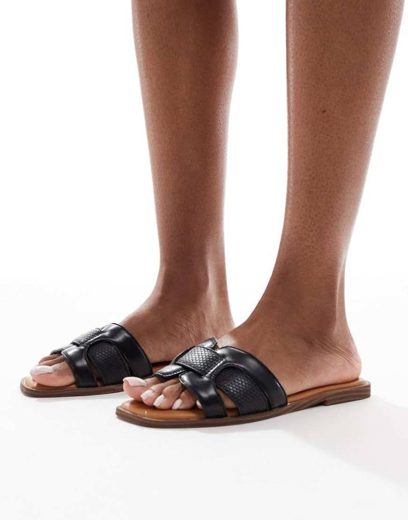 SEQWL - Flache Sandalen aus Kunstleder in Schwarz von SEQWL