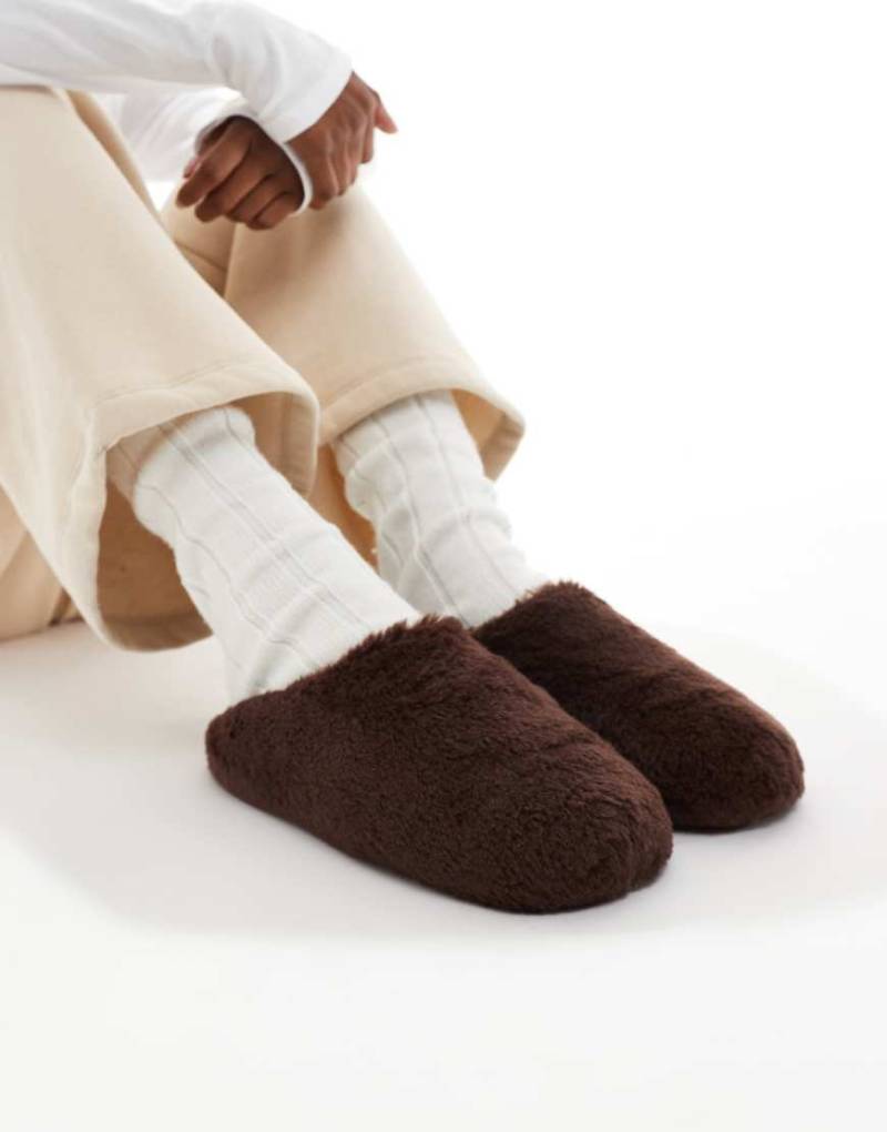 SEQWL - Flauschige Pantoffeln in Kastanienbraun-Weiß von SEQWL