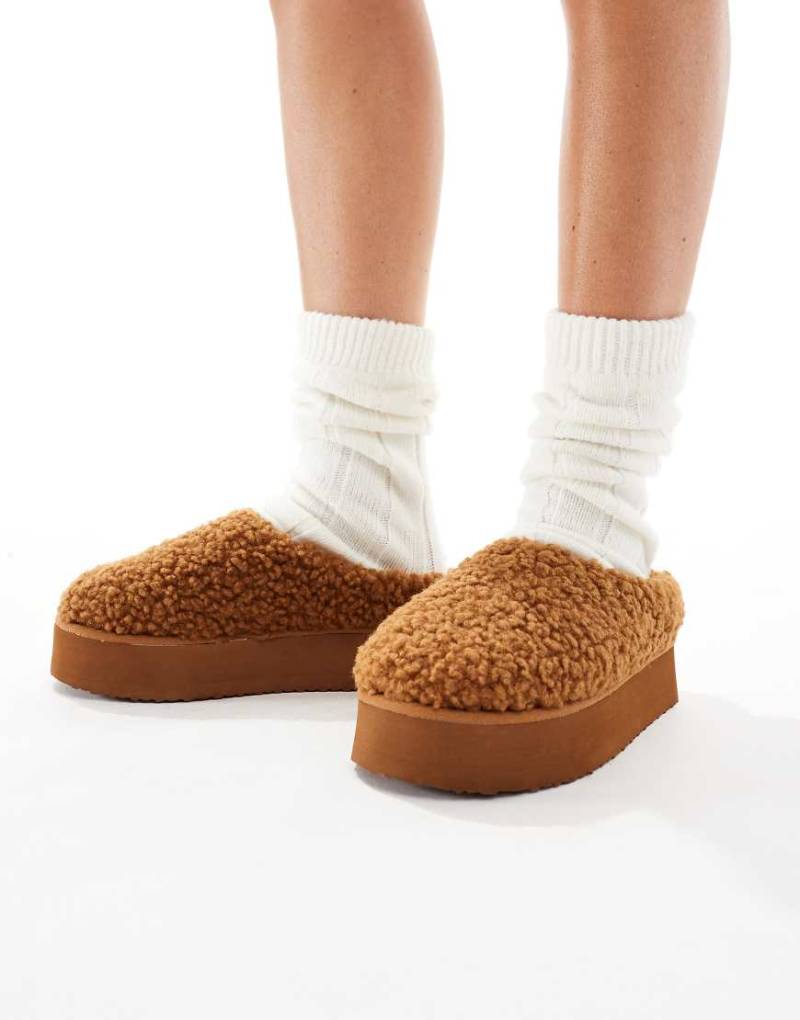 SEQWL - Flauschige Teddyfell-Mules in Braun mit flacher Plateausohle-Brown von SEQWL