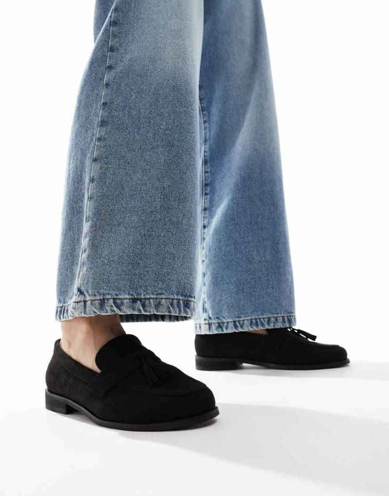 SEQWL - Hero - Loafer in Schwarz aus Wildlederimitat mit Quaste von SEQWL