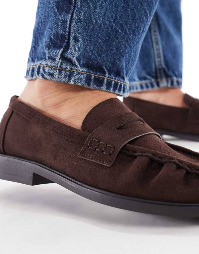 SEQWL - Hershe - Loafer aus Wildlederimitat in Schokobraun mit Raffung-Brown von SEQWL