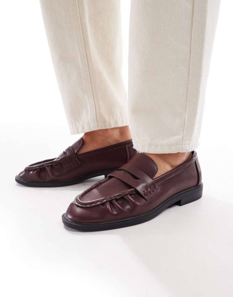 SEQWL - Hershe - Loafer in Burgunderrot mit Raffung SEQWL - Hershe - Loafer in Burgunderrot mit Raffung von SEQWL