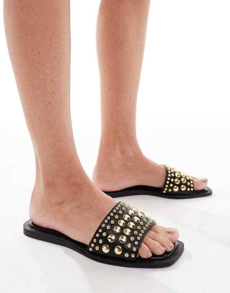 SEQWL - Honeysuckle - Flache Sandalen in Schwarz mit Nietenriemen von SEQWL