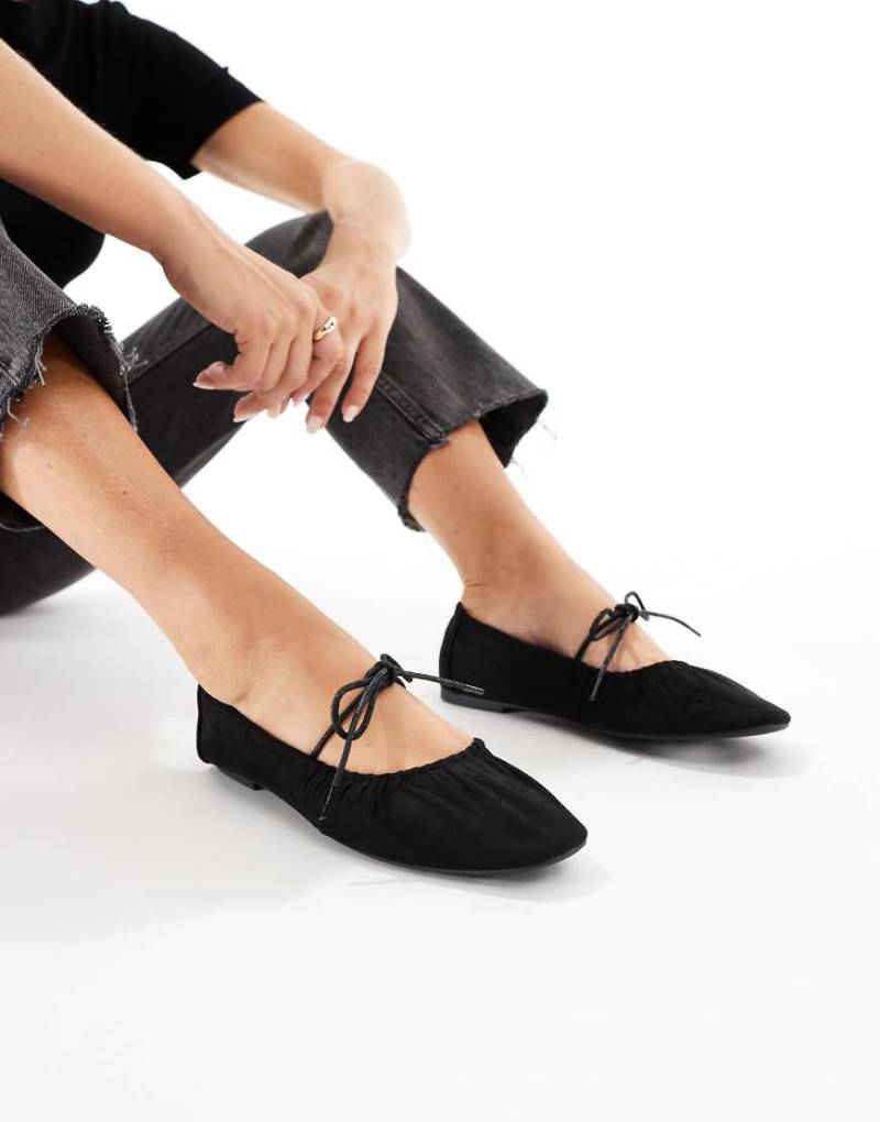 SEQWL - Iris - Ballerinas in Schwarz mit Bindedetail, gerafftem Design und Mikrostruktur von SEQWL
