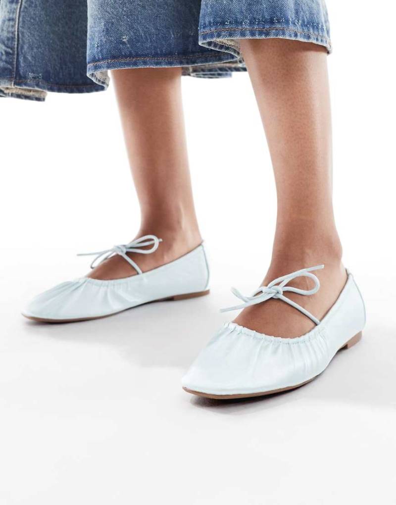 SEQWL - Iris - Satin-Ballerinas in Babyblau mit Raffung und Bindedetail von SEQWL