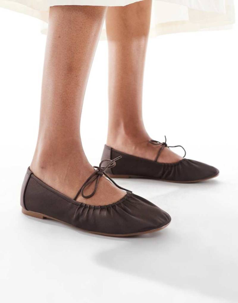 SEQWL - Iris - Satin-Ballerinas in Schokobraun mit Raffung und Bindedetail-Brown von SEQWL