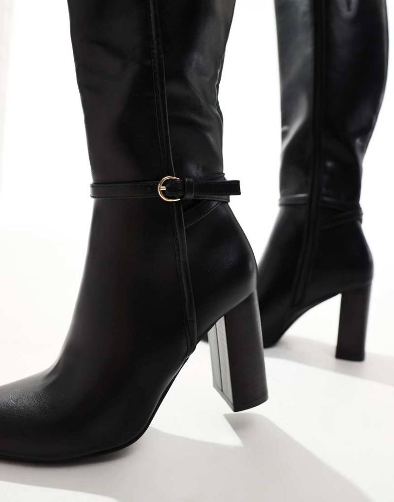 SEQWL - Kniehohe Stiefel in Schwarz mit Schnallendetail von SEQWL