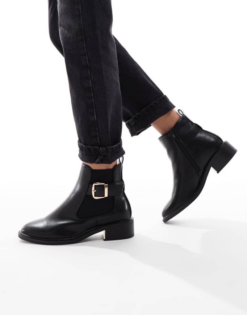 SEQWL - Latte - Elegante Chelsea-Stiefel in Schwarz mit Schnallen von SEQWL