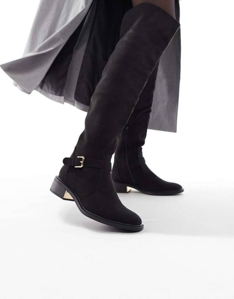 SEQWL - Latte - Overknee-Stiefel in Schwarz mit Schnalle von SEQWL