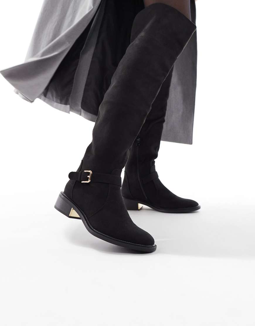 SEQWL - Latte - Overknee-Stiefel in Schwarz mit Schnalle SEQWL - Latte - Overknee-Stiefel in Schwarz mit Schnalle von SEQWL