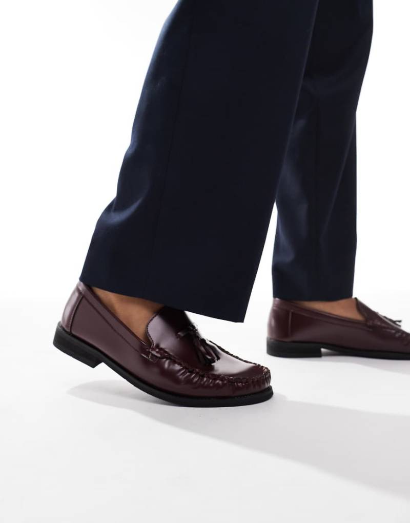 SEQWL - Loafer in Burgunderrot mit Raffung und Trensendetail von SEQWL