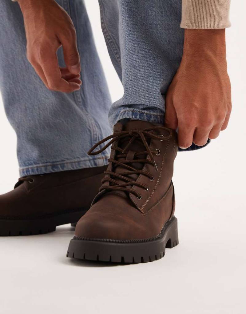 SEQWL - Mexton - Schnürstiefel aus Wildlederimitat in Schokobraun mit klobiger Sohle-Brown von SEQWL